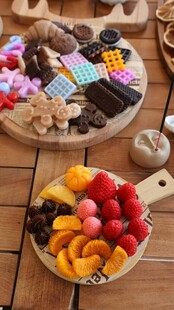 美味零食与新鲜水果拼盘