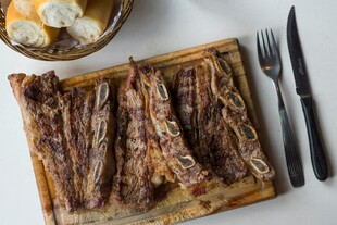 美味烤排骨配餐具与水果