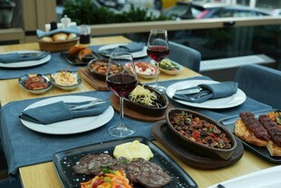 丰盛西餐美食摆桌展示