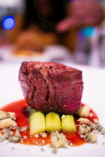 精致摆盘的美味牛排