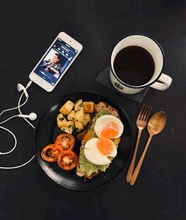 早餐时光与手机相伴