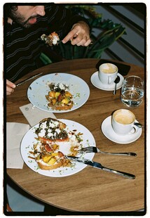 精致早餐摆放在木质圆桌上