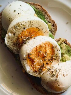 牛油果配溏心蛋三明治