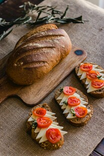 美味面包与创意番茄三明治