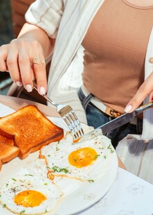 女子制作美味早餐场景