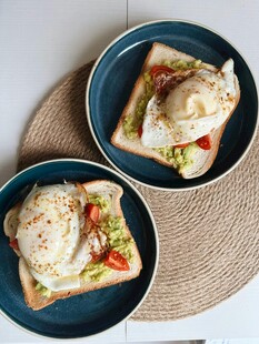 美味荷包蛋三明治摆盘