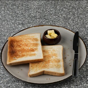 烤吐司配黄油与刀