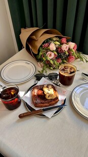 浪漫餐桌布置与精致餐点