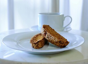 白色盘子上的美味饼干