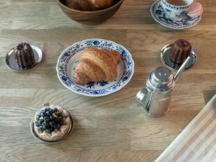 精致早餐摆放在木质桌面上