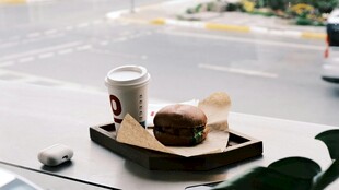 窗边托盘上的咖啡与甜点