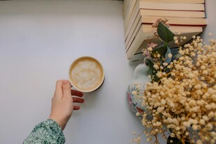 手捧咖啡的惬意阅读时光