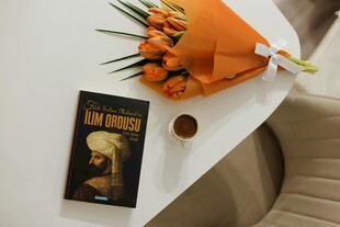 书籍与花束的温馨组合