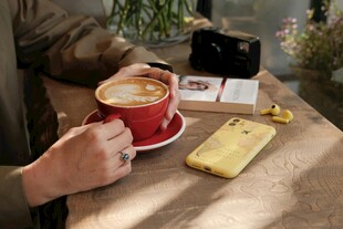 手捧红杯享受惬意咖啡时光