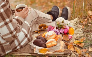 秋日户外惬意野餐时光