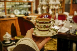 手捧精致复古茶具