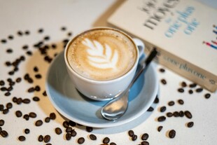 精致拉花咖啡与书籍相伴