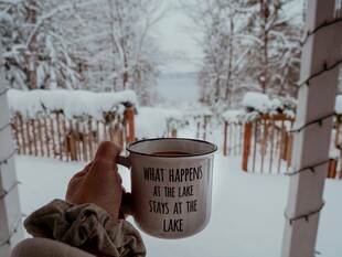 冬日手持热饮赏雪景时刻