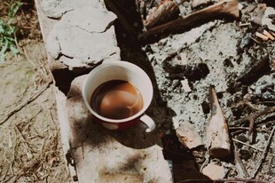 户外木上的热咖啡