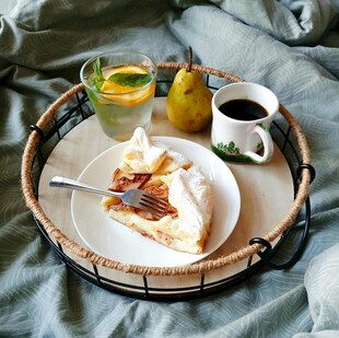 床上托盘的美味早餐时光