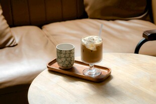 温馨沙发旁的精致茶饮组合