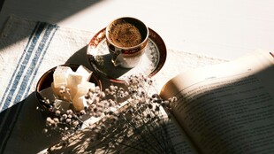 温馨咖啡与花的惬意组合