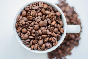 杯中咖啡豆特写