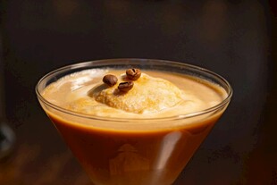 美味肉桂装饰的特色饮品