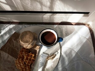 窗边的惬意咖啡时光