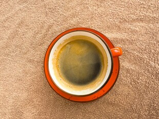 橙色杯中的香醇咖啡