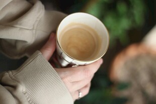 手持咖啡杯的惬意瞬间