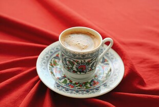 红布上的精美咖啡杯碟