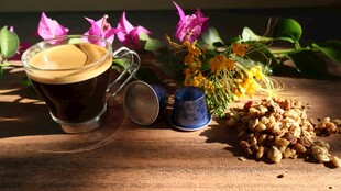 咖啡与花卉的惬意组合