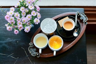 精致茶具与花卉装点的时光