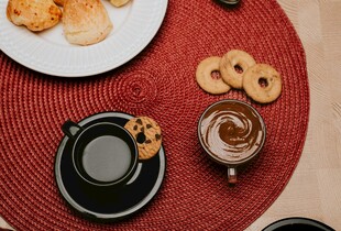 红垫上的咖啡与美味饼干