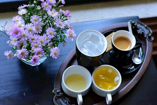 精致茶饮与花卉组合