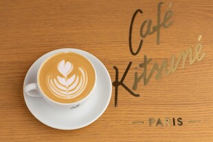 精美拉花咖啡置于木桌