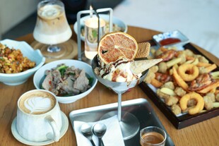 丰盛多样的美味餐食组合