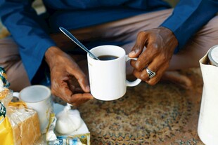 双手捧杯的惬意时刻