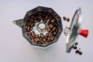 咖啡壶内的饱满咖啡豆