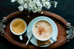 温馨咖啡时光与精致点心