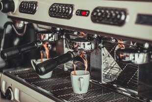 咖啡机制作香浓咖啡瞬间