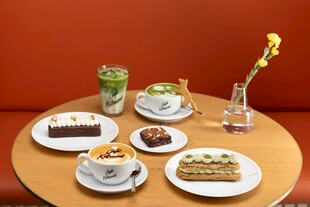 精致甜点咖啡摆放在桌前