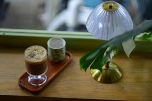 窗边的咖啡与绿植摆件