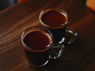 两杯热饮置于木桌之上