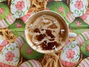 装饰精美的咖啡与彩蛋