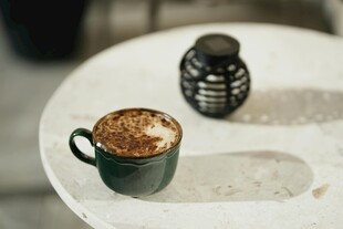 白色圆桌上的咖啡与摆件