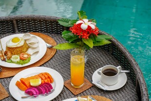 泳池边的美味早餐时光
