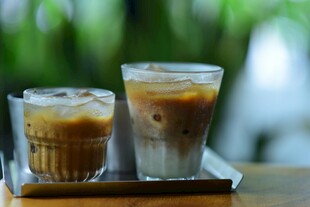 两杯冰咖啡置于托盘上