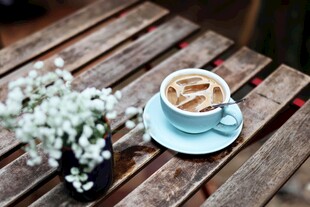 木桌上的温馨咖啡时光